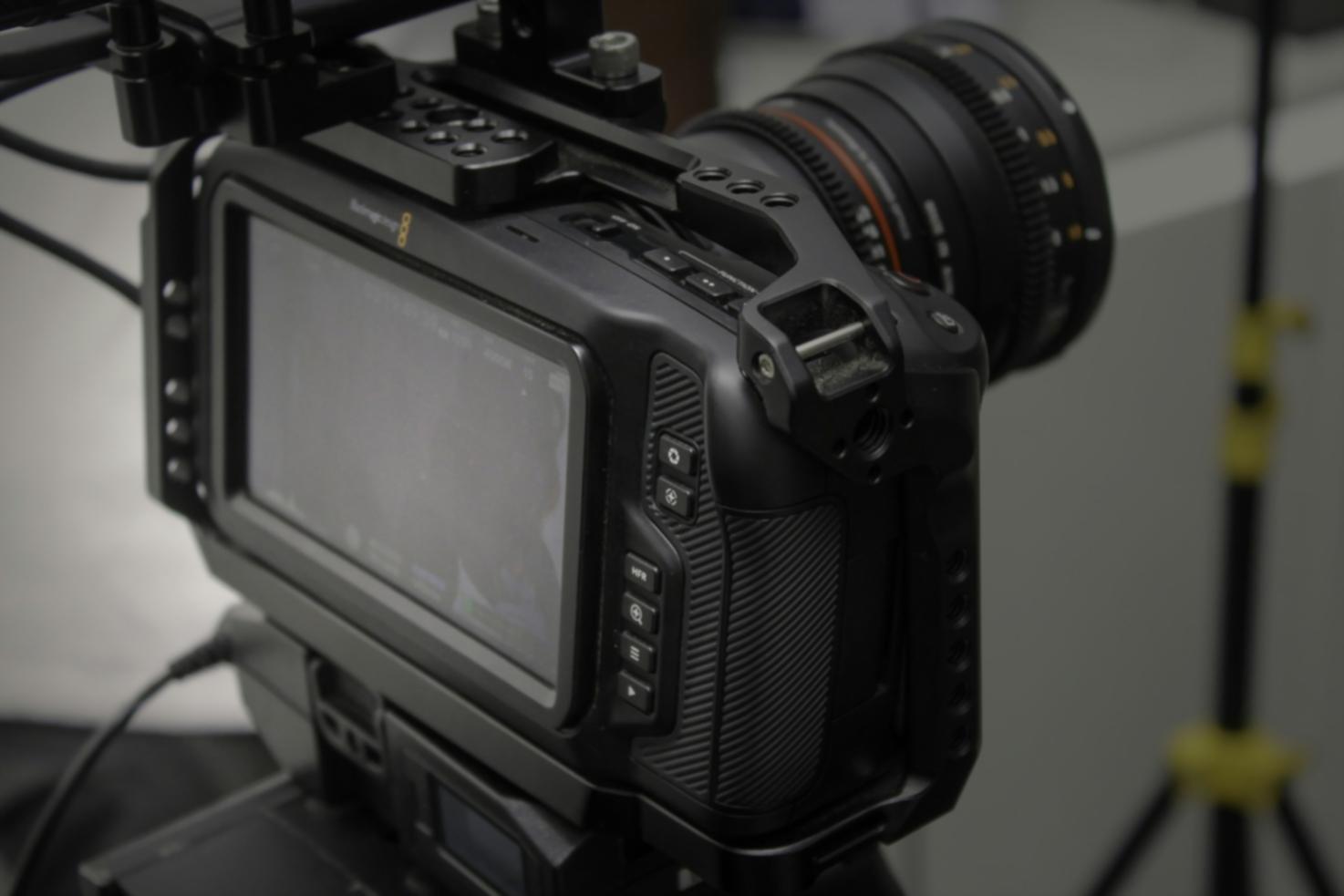 Professioneller Videoschnitt-Arbeitsplatz mit mehreren Monitoren und Bearbeitungssoftware